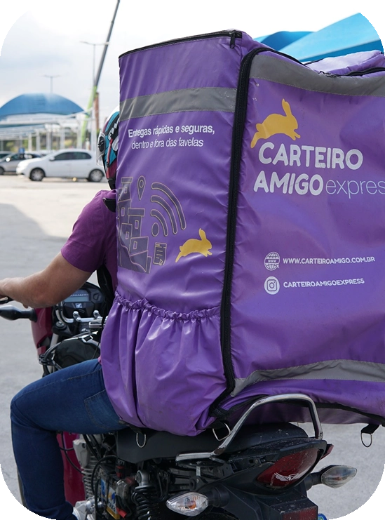 Entregador de mercadorias sobre moto com bolsa de entregas